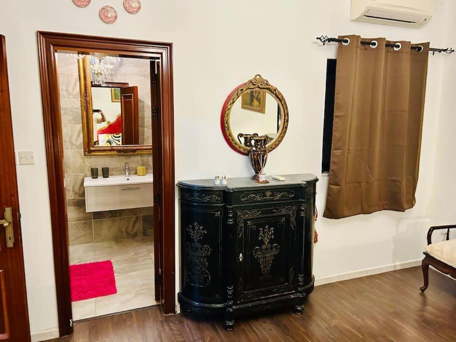 Apartment Xl Massive Art-filled In Area, Walk To Sliema, St Julian's Gzira