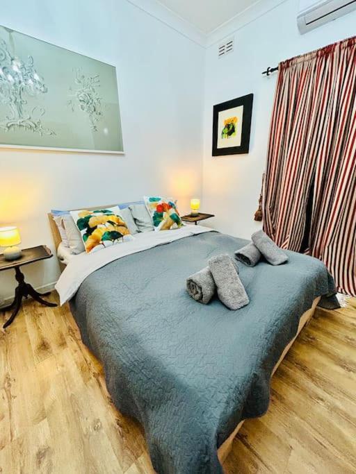 Apartment Xl Massive Art-filled In Area, Walk To Sliema, St Julian's Gzira